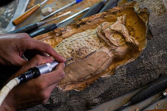 مجسمه سازی با چوب